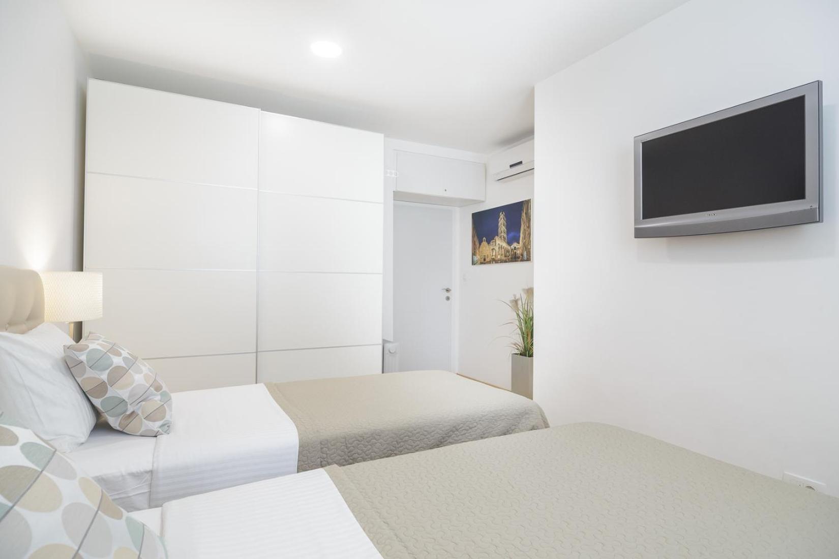 Vikendica Aspalathos - With Free Parking, Near The Beach, A Few Minutes' Walking Distance To The Unesco Palace