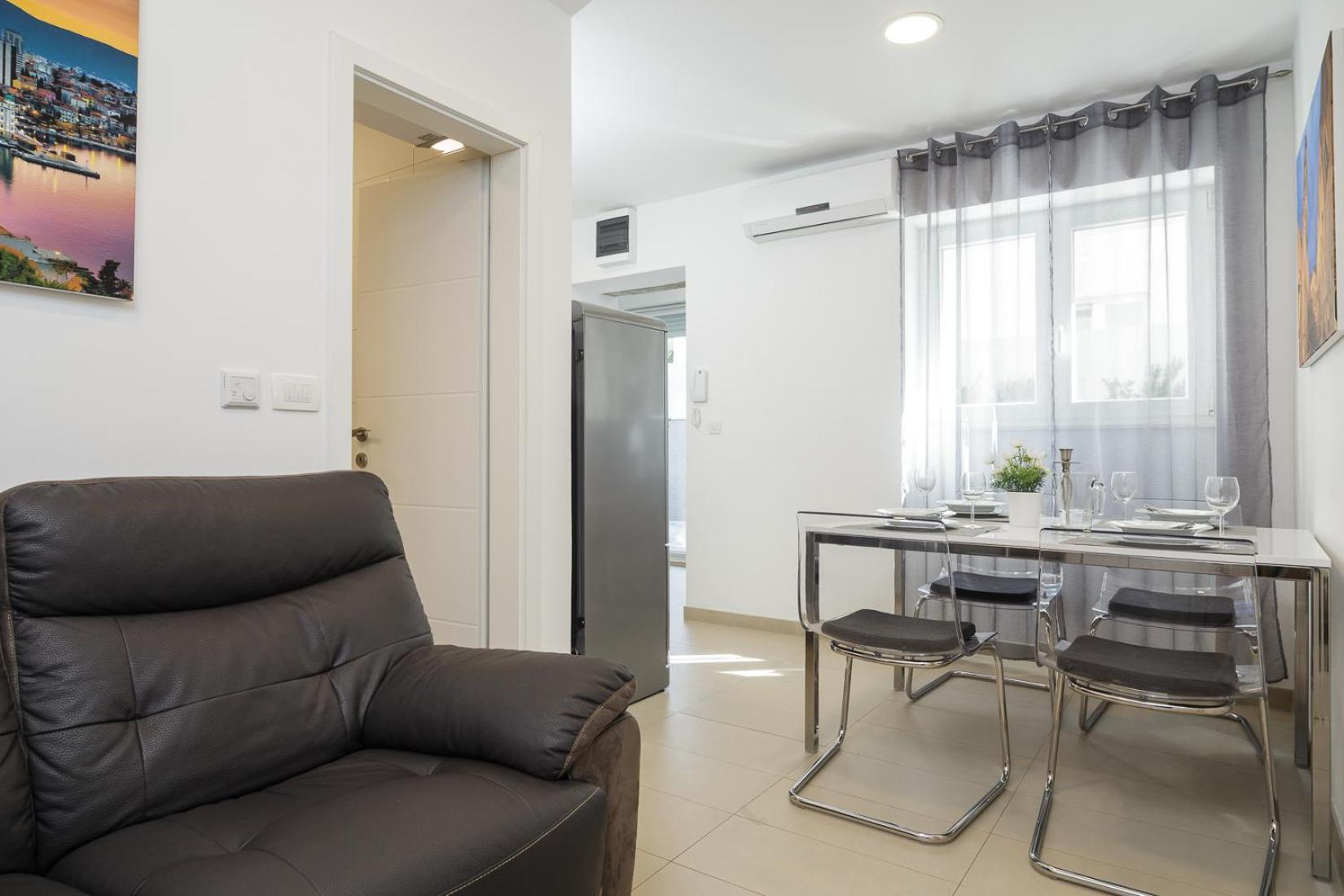 Vikendica Aspalathos - With Free Parking, Near The Beach, A Few Minutes' Walking Distance To The Unesco Palace *
